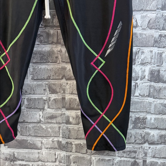 CW-X Stylish Black and Multicolor capri leggings - Picture 2 of 8